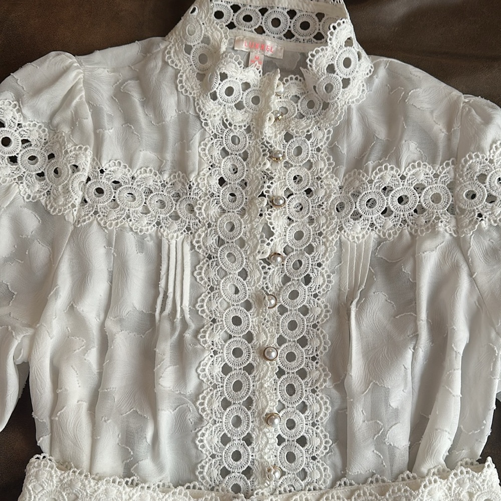 White Set - Picture 3 of 6
